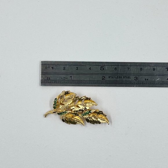 Green Jeweled Textured Four Leaf Shiny Gold Tone Brooch Pin - Picture 3 of 6